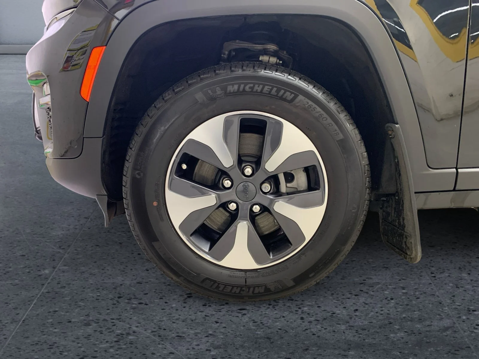 New 2023 Diamond Black Crystal Pearl Jeep  image 9