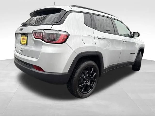 New 2026 Silver Zynith Metallic Clear-Coat Exterior Paint Jeep Latitude image 7