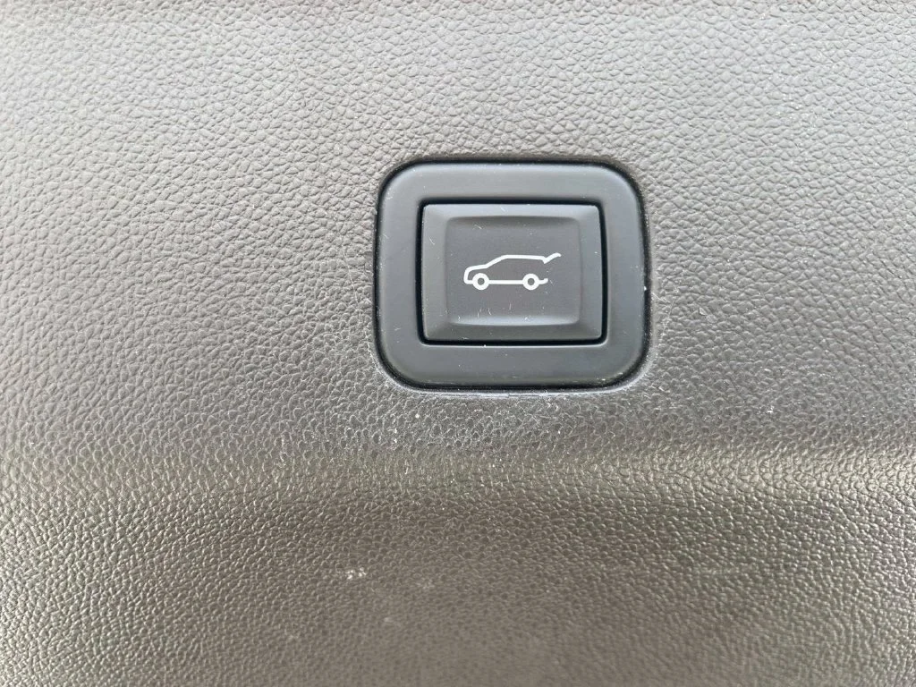 Used 2024 Summit White Chevrolet LT image 9