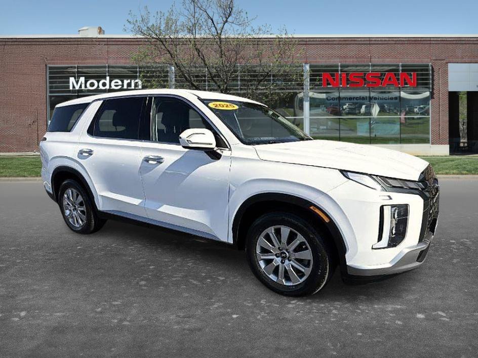 Used 2025 Hyper White Hyundai SE image 3