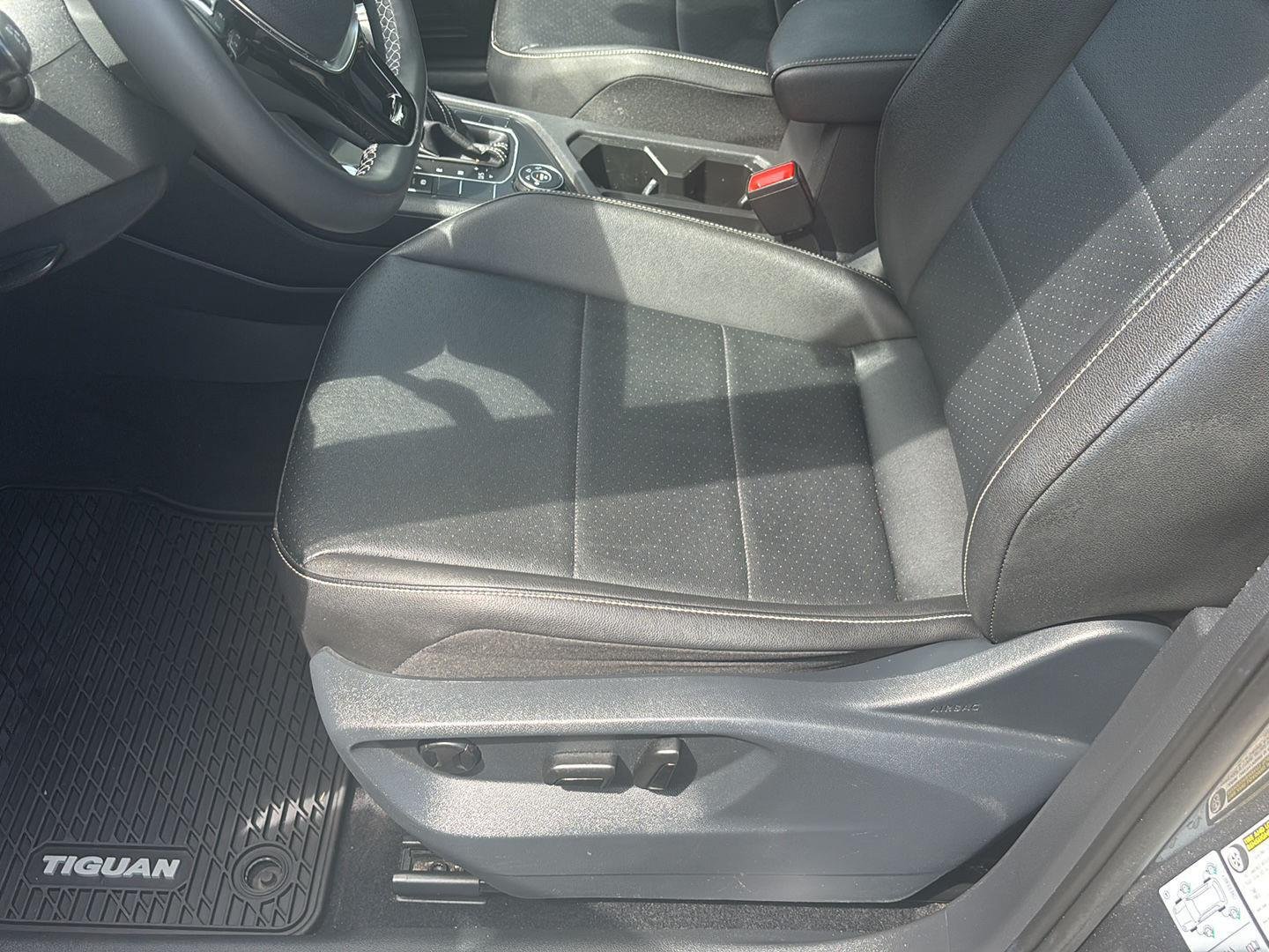Used 2021 Platinum Gray Metallic Volkswagen SE image 11