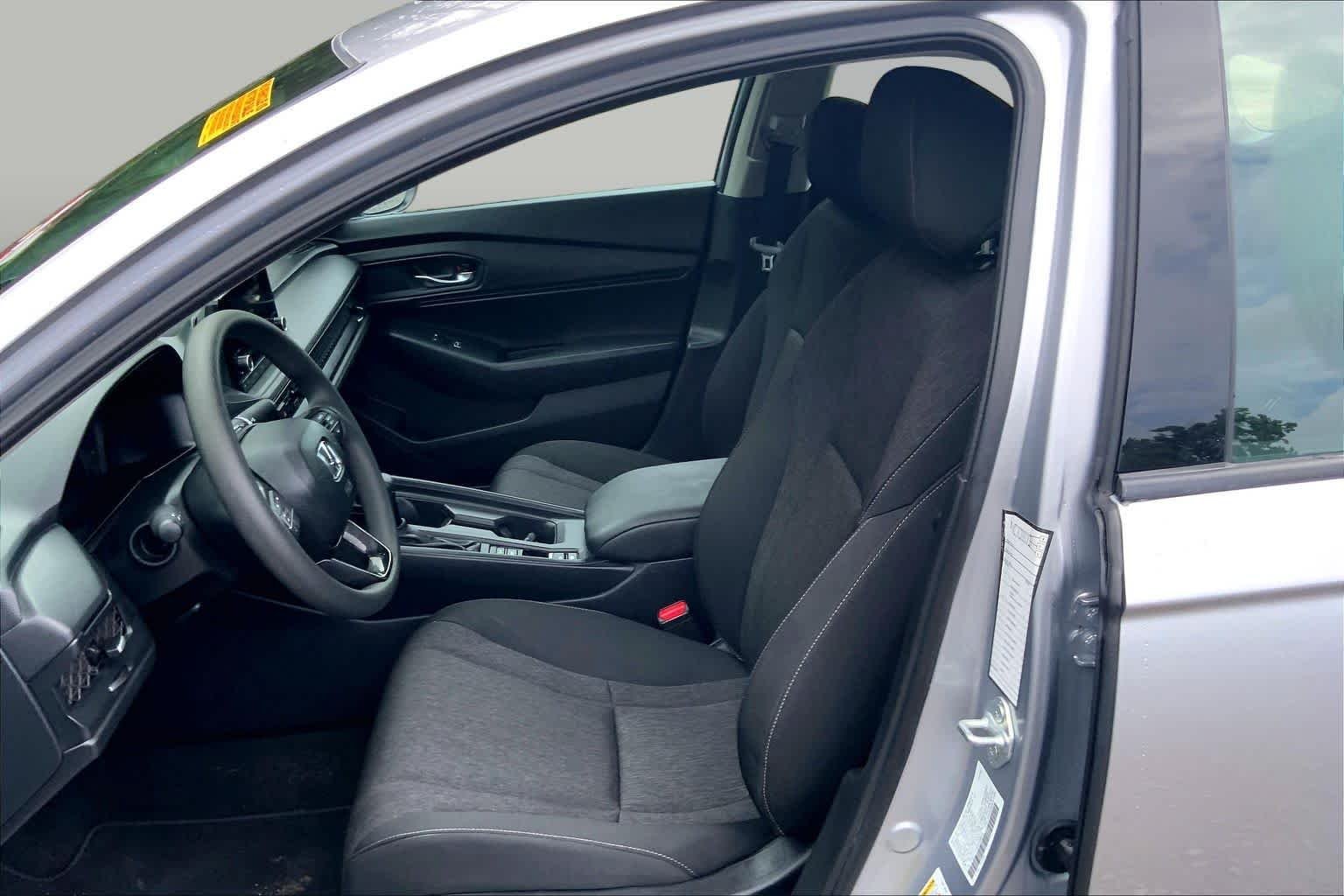 Used 2025 Meteorite Gray Metallic Honda SE image 8