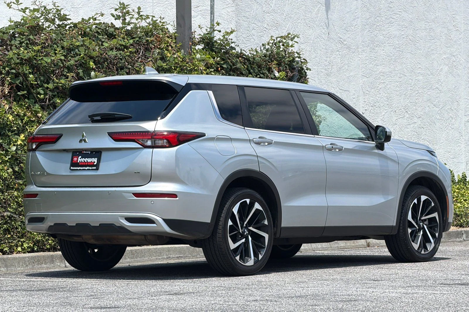 Used 2024  Mitsubishi SE image 5