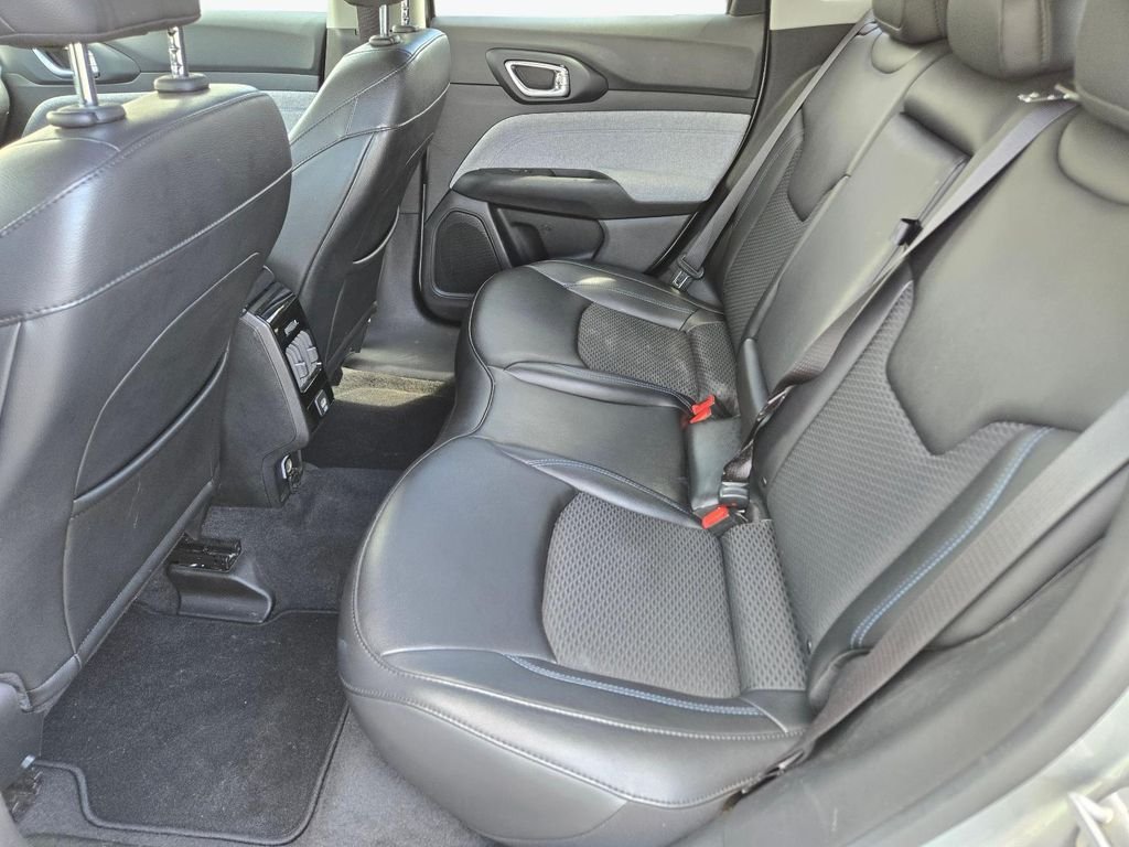 Used 2022 Silver Jeep Latitude image 19