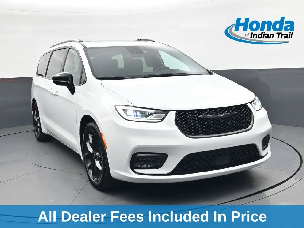 2025 Chrysler Pacifica Limited's photo