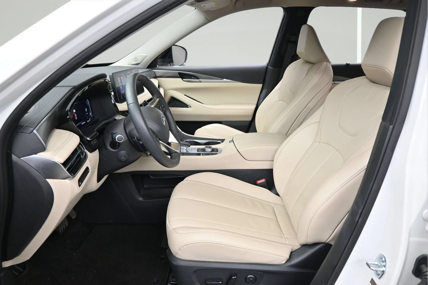 Certified Used 2025 Majestic White INFINITI LUXE image 9