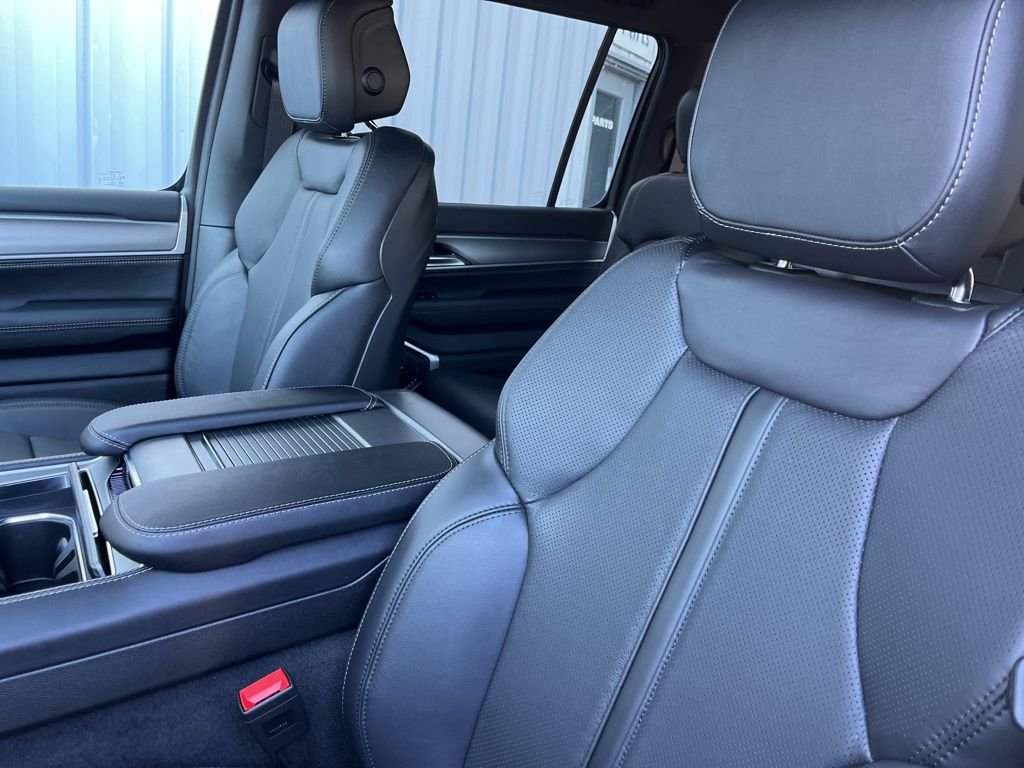 New 2026 Bright White Clear-Coat Exterior Paint Jeep Limited Altitude image 29
