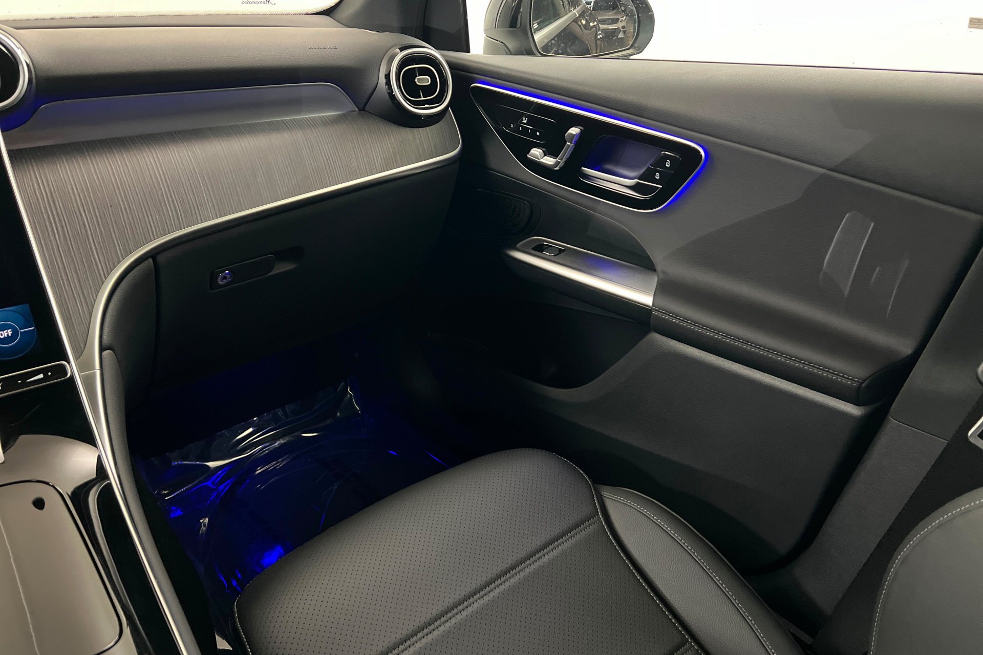 New 2026 Black Mercedes-Benz GLC 300 image 36