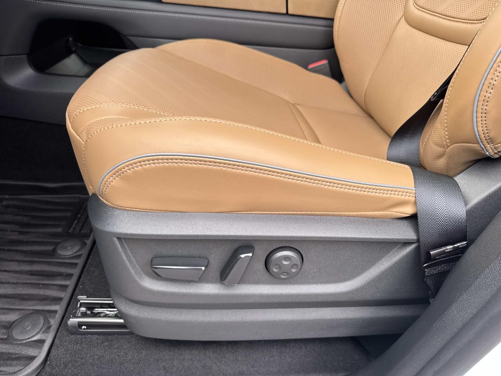 New 2027 RADIANT WHITE INFINITI Luxe 2WD image 13