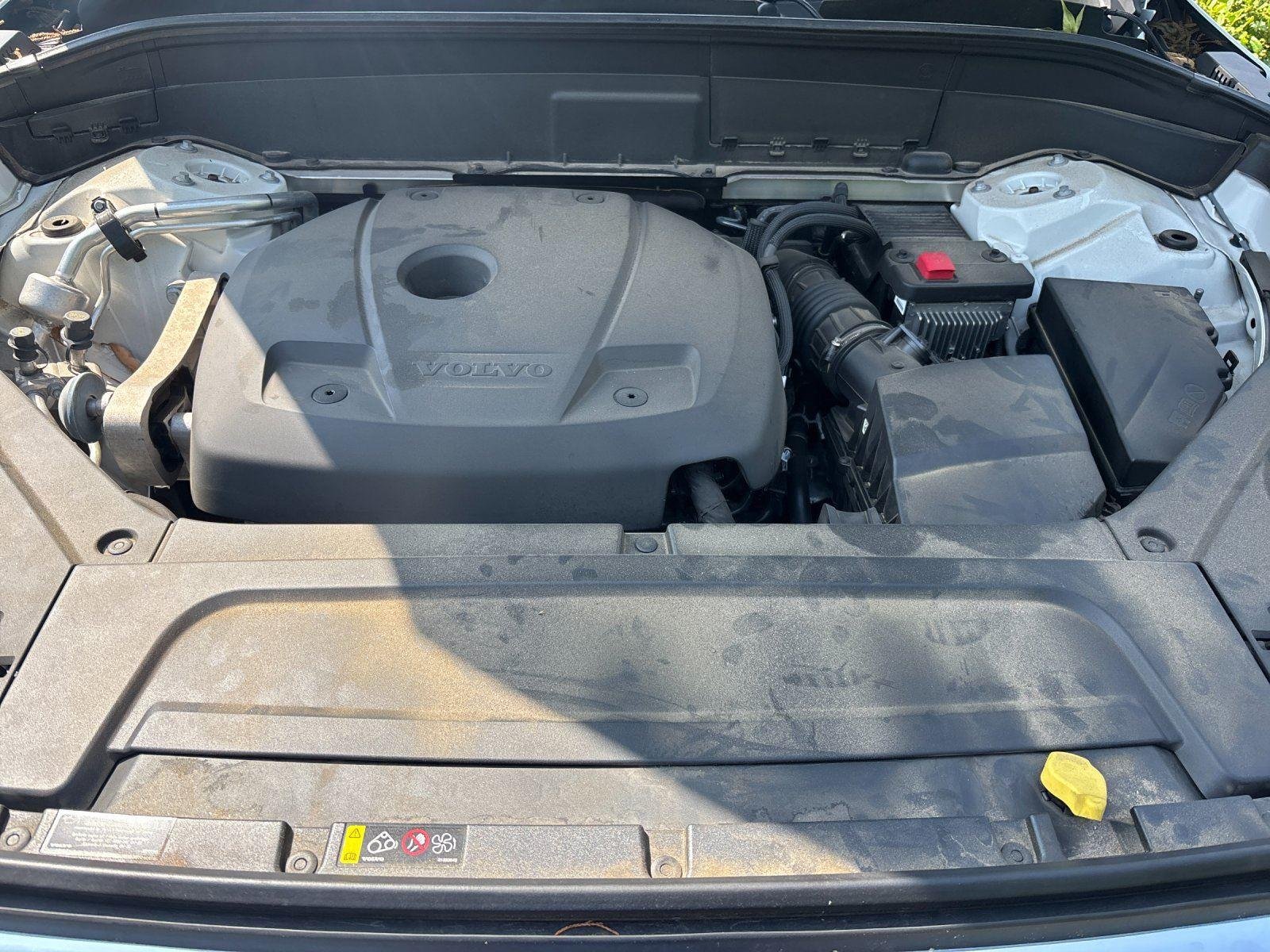 Used 2021 Crystal White Metallic Volvo Momentum image 9