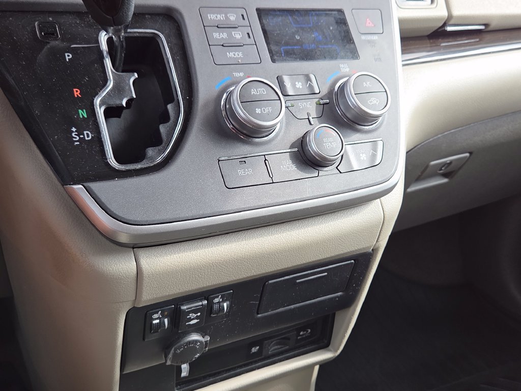 Used 2020 Black Toyota XLE Premium image 26