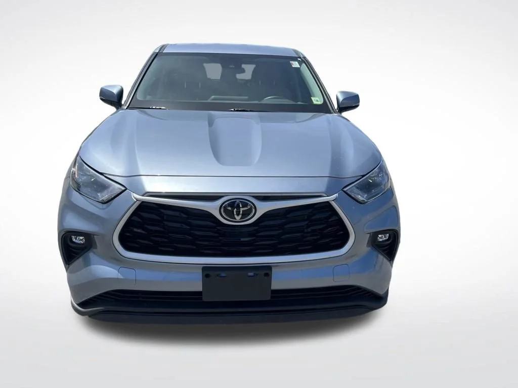 Used 2022 Moon Dust Toyota LE image 9