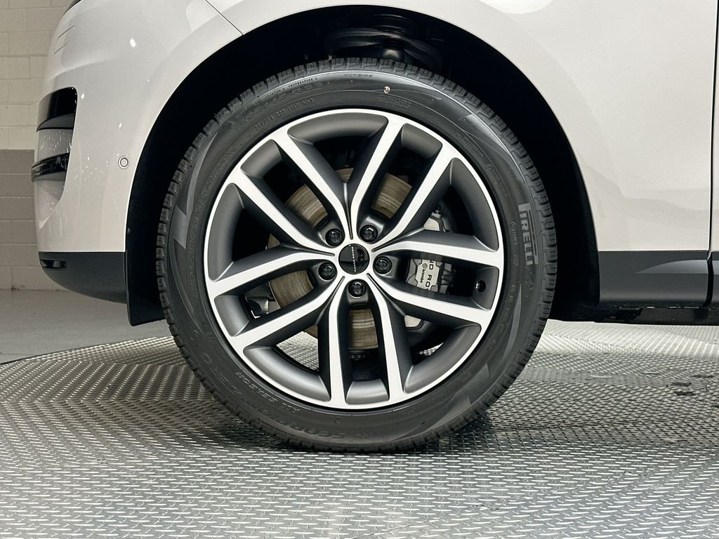 New 2027 Borasco Grey Metallic Land Rover SE image 5