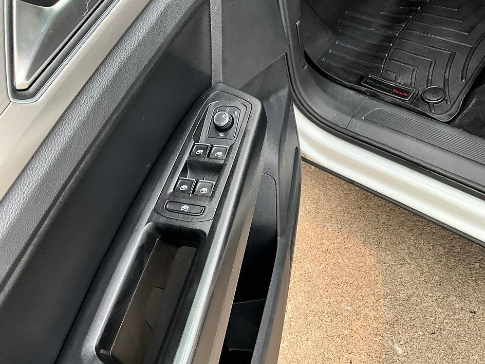 Used 2019 White Volkswagen 2.0T SE image 14