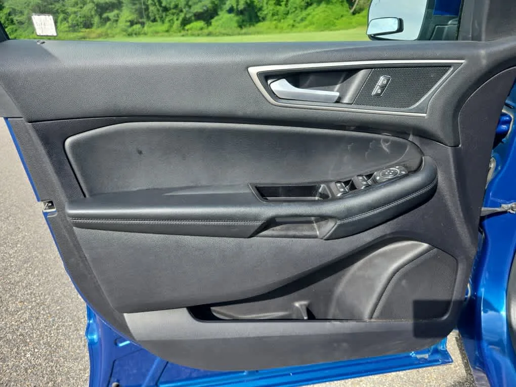 Used 2020 Atlas Blue Metallic Ford SEL image 11