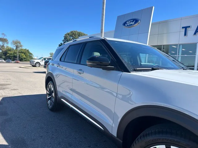 New 2027 Avalanche Gray Ford Platinum™ image 7