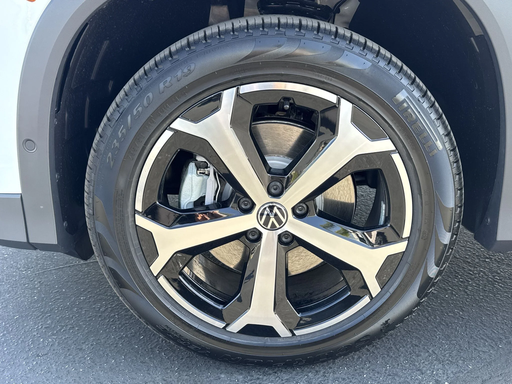 New 2026 Pure White Volkswagen SE image 10