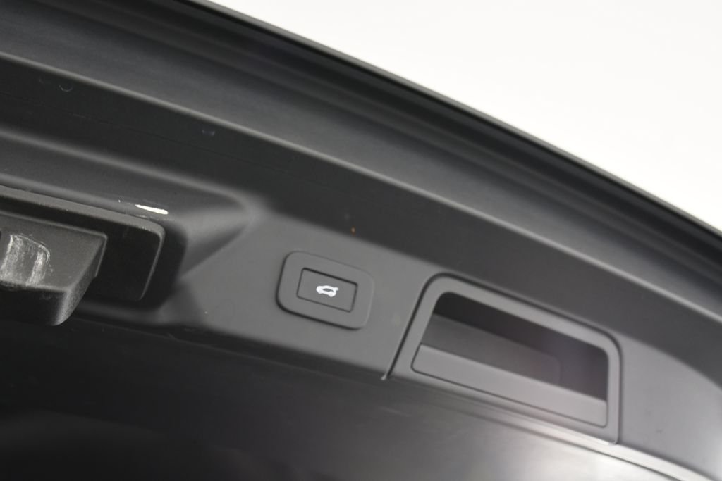 Used 2025 Santorini Black Metallic Land Rover Dynamic SE image 25