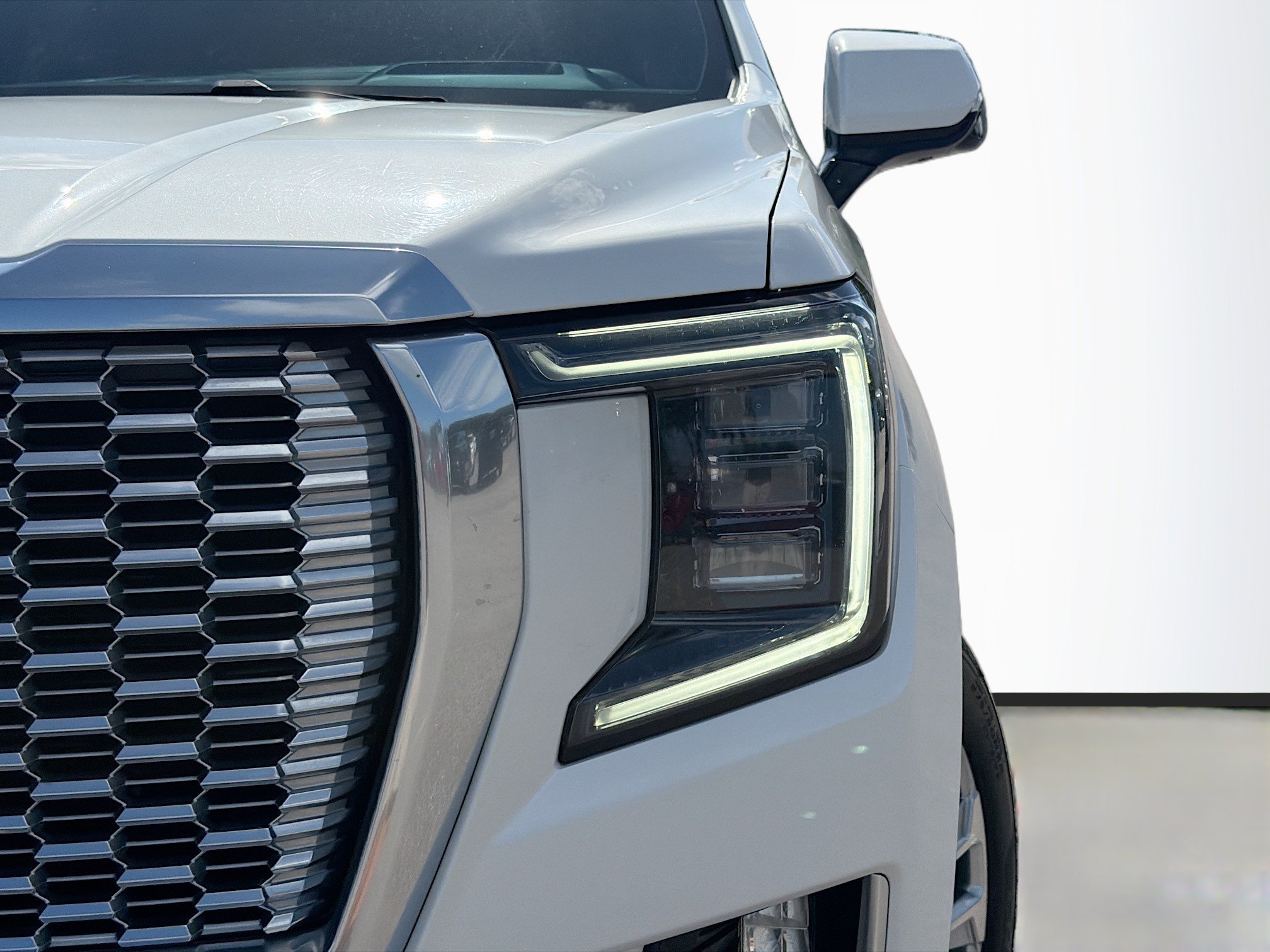 Used 2022 White Frost Tricoat GMC Denali image 9