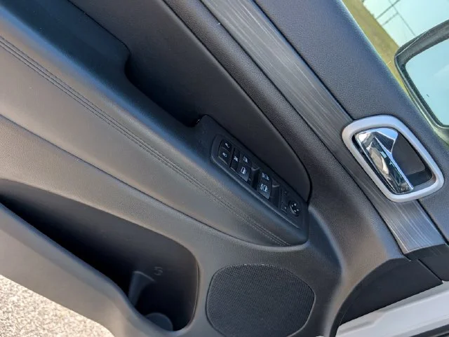 Used 2020 White Jeep Altitude image 11