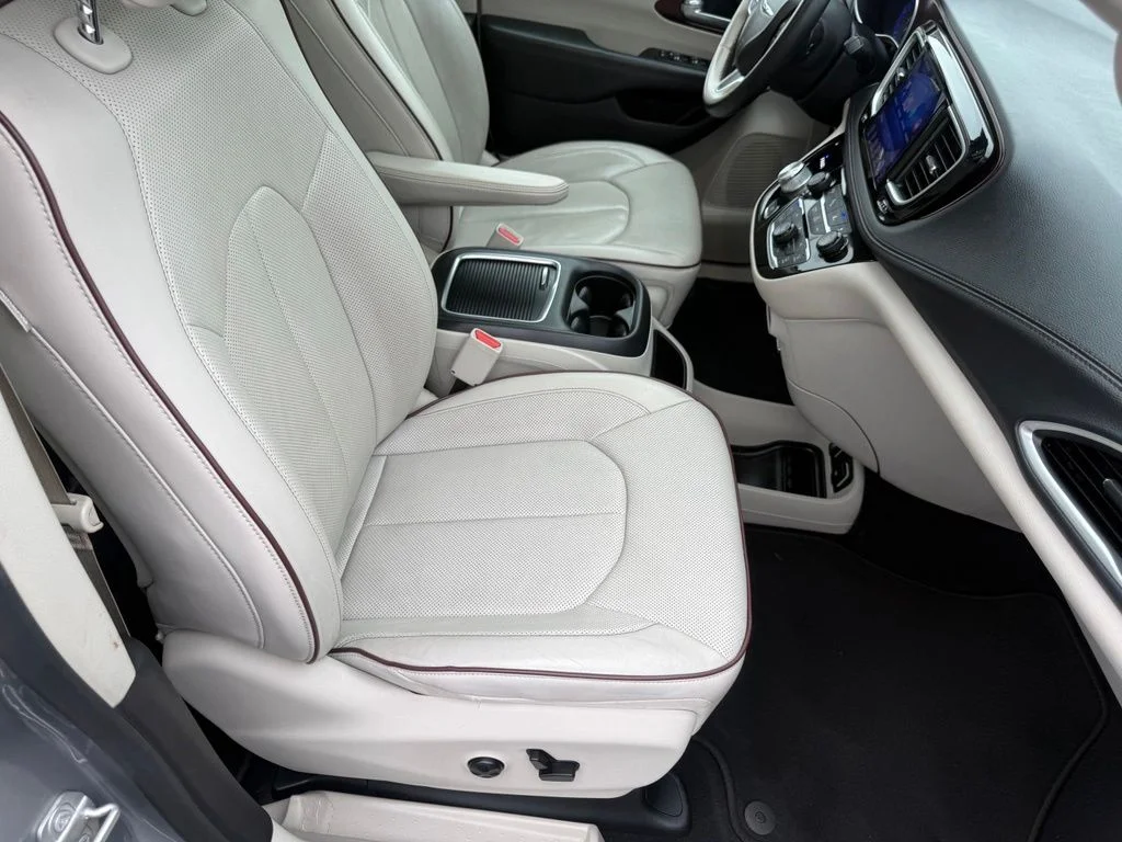 Certified Used 2017 Silver Chrysler Limited image 69