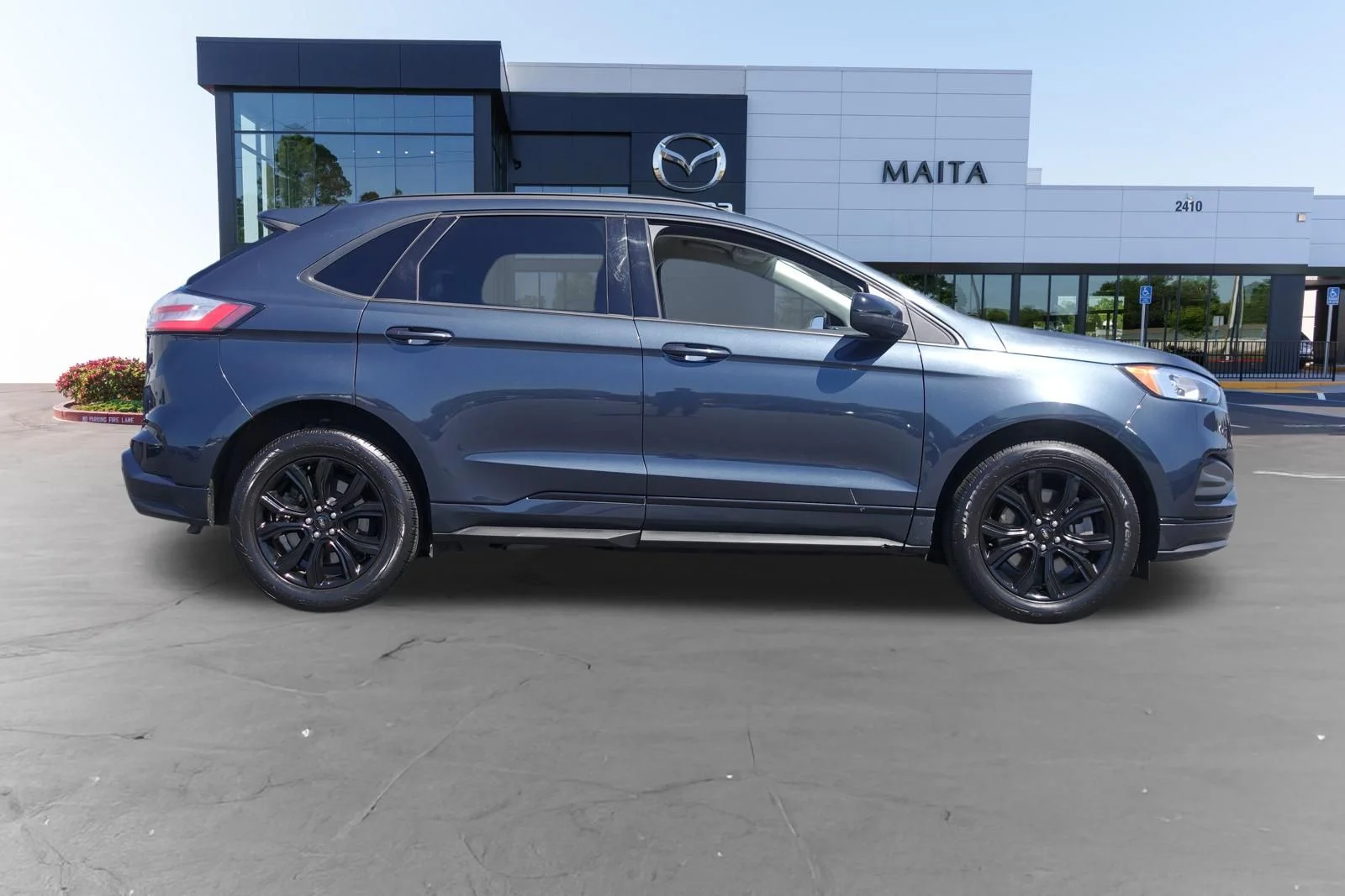 Used 2022 Blue Metallic Ford SE image 2