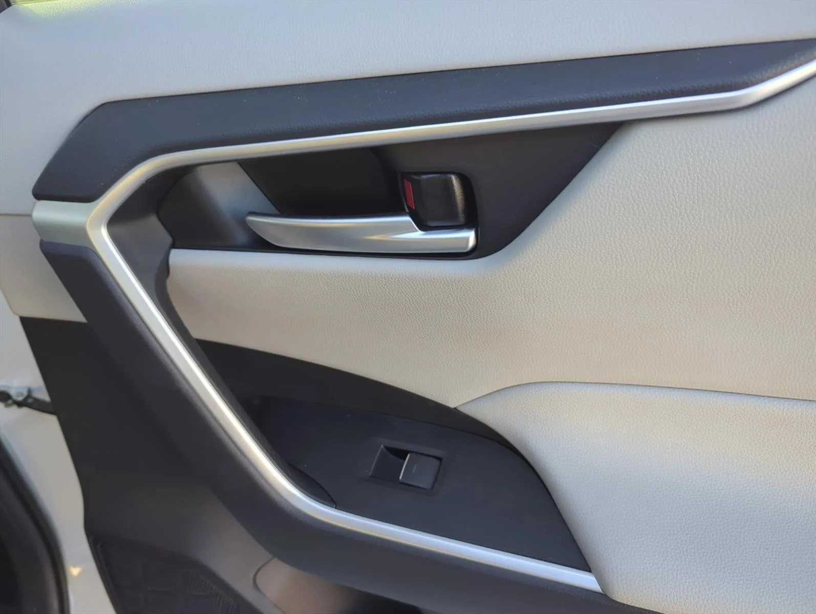 Used 2024 Wind Chill Pearl Toyota XLE Premium image 23