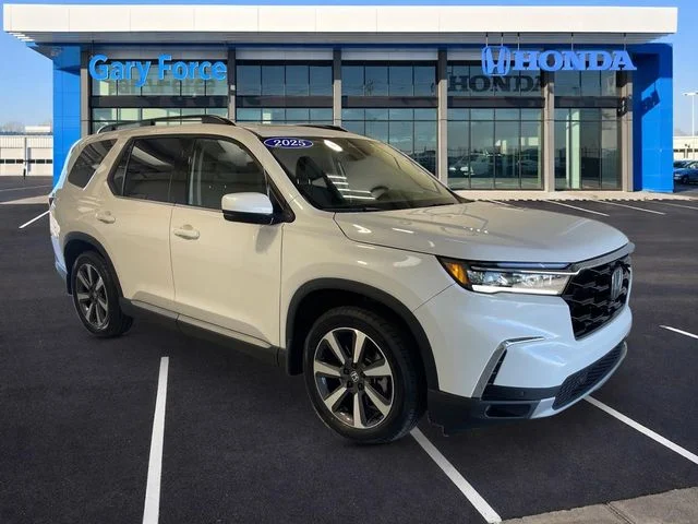 2025 Honda Pilot Touring 2WD's photo
