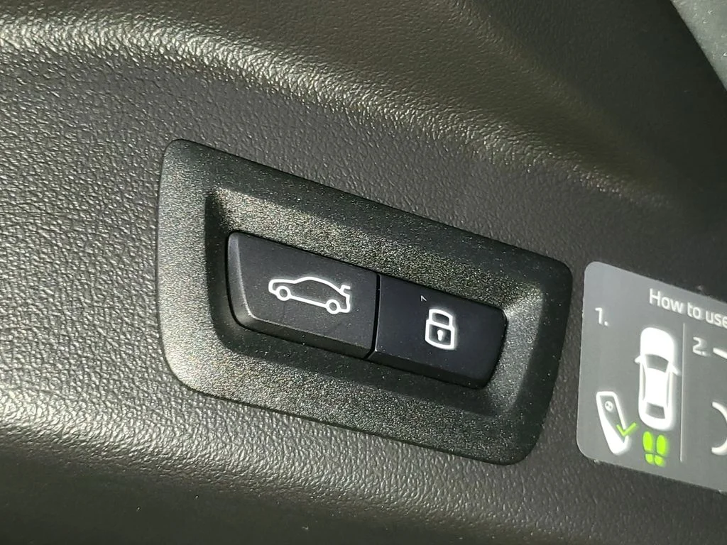 Used 2026 Gray BMW sDrive40i image 8