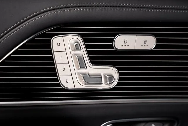 Used 2021 Maybach Two-Tone Paint Iridium Silver/Selenite Gre Mercedes-Benz Maybach GLS 600 image 66