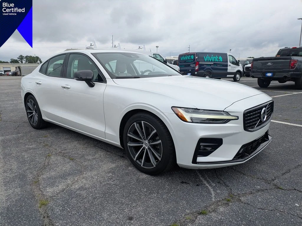 2021 Volvo S60 T5 Momentum's photo