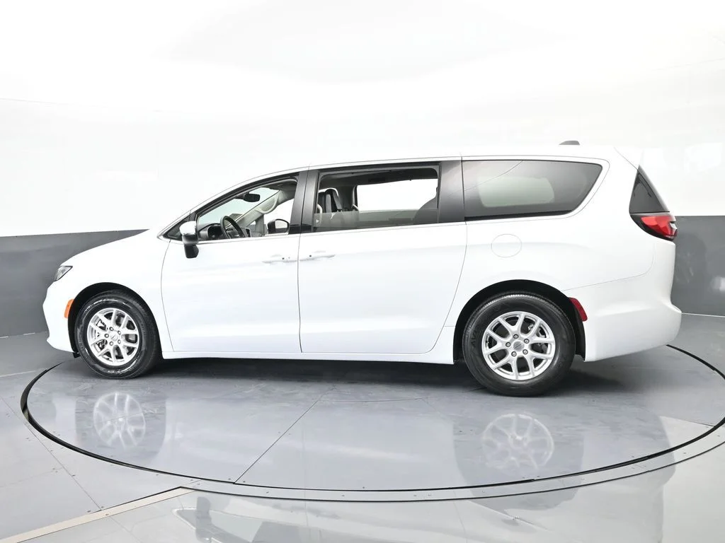 2023 Chrysler Pacifica Touring L's photo