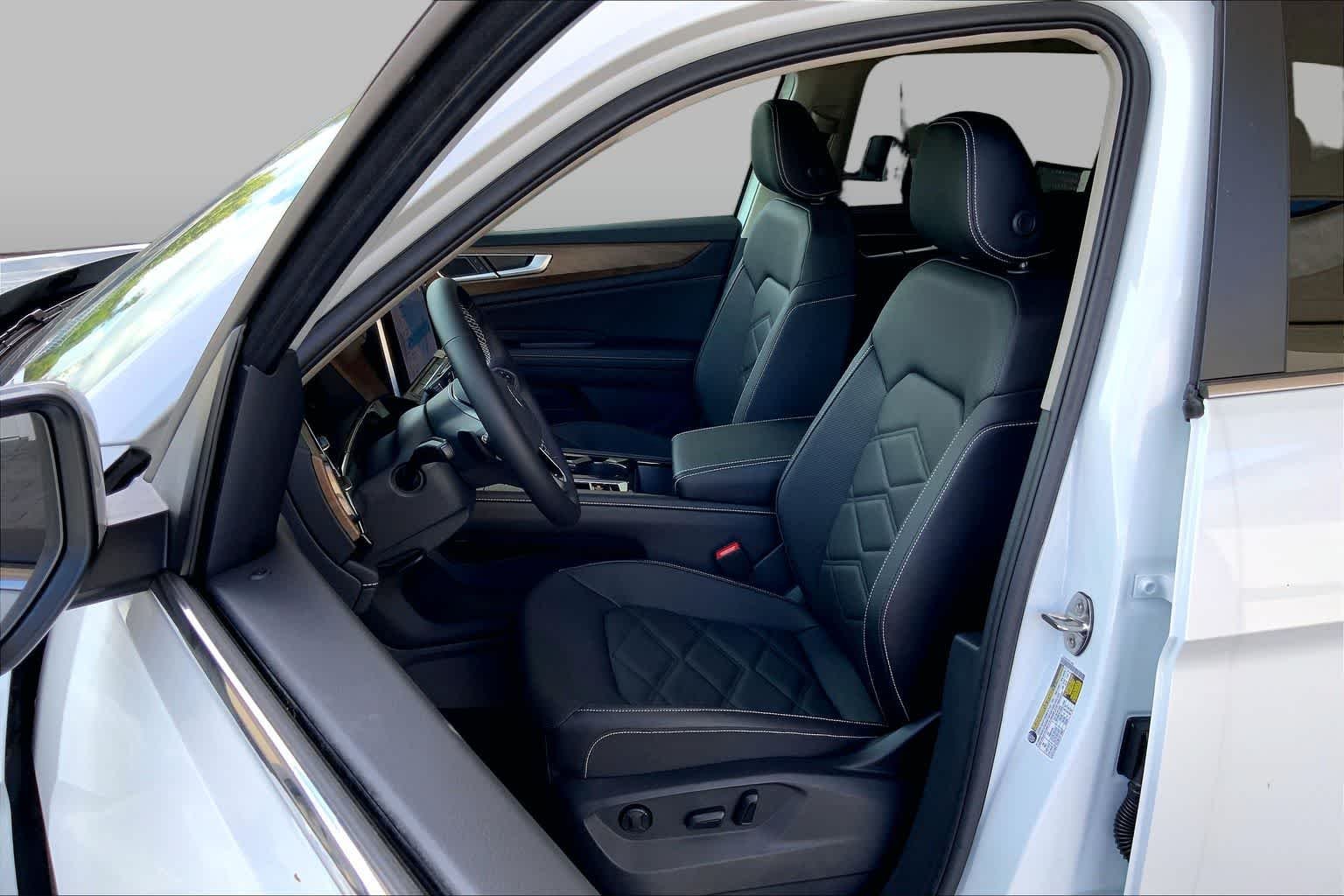 New 2026 Opal White Pearl Volkswagen 2.0T SE w/Technology image 9