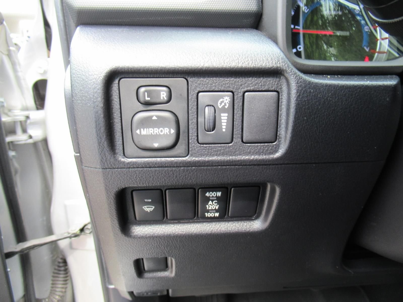 Used 2018 Silver Toyota SR5 image 19
