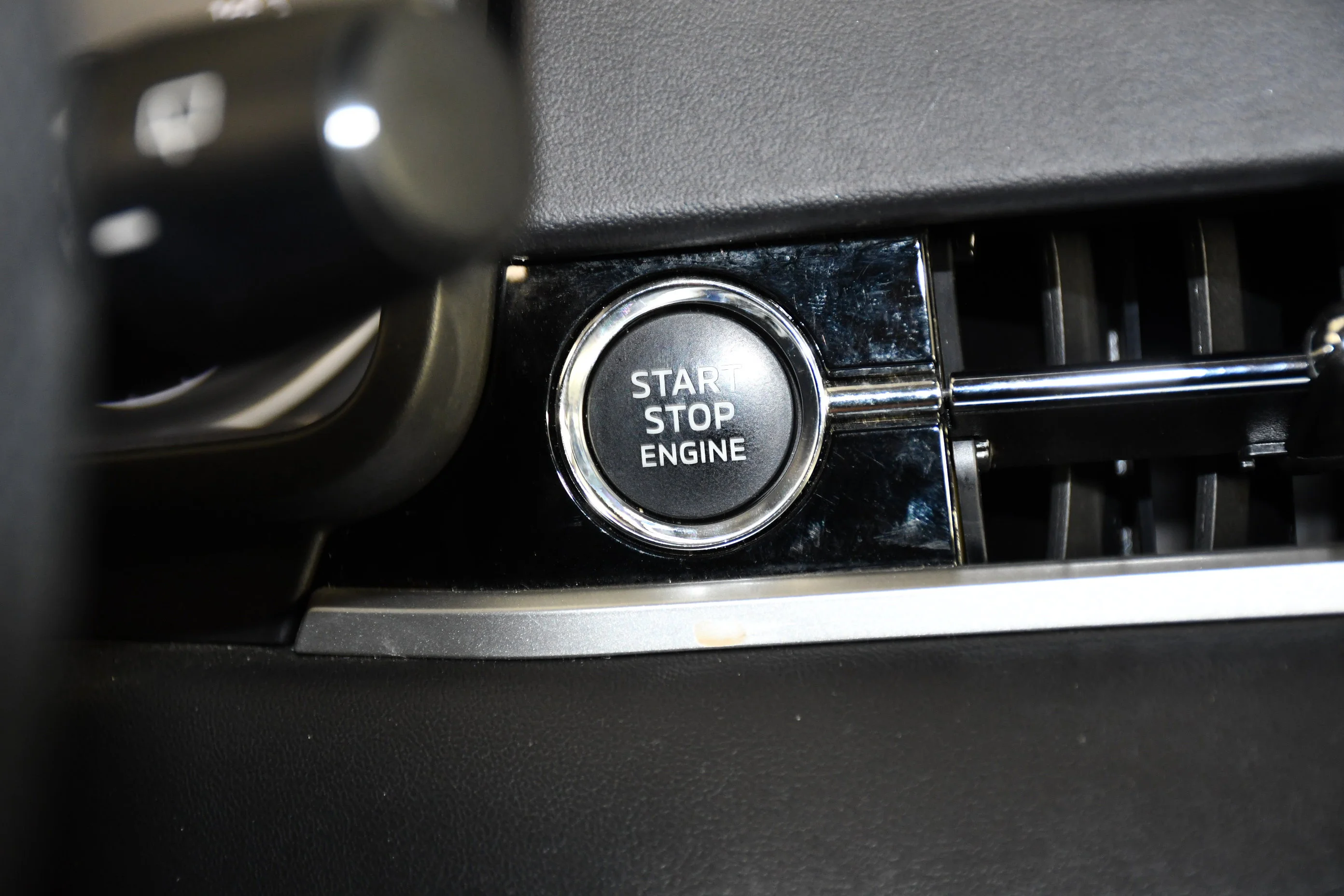 Certified Used 2023 White Diamond Mitsubishi SE image 24