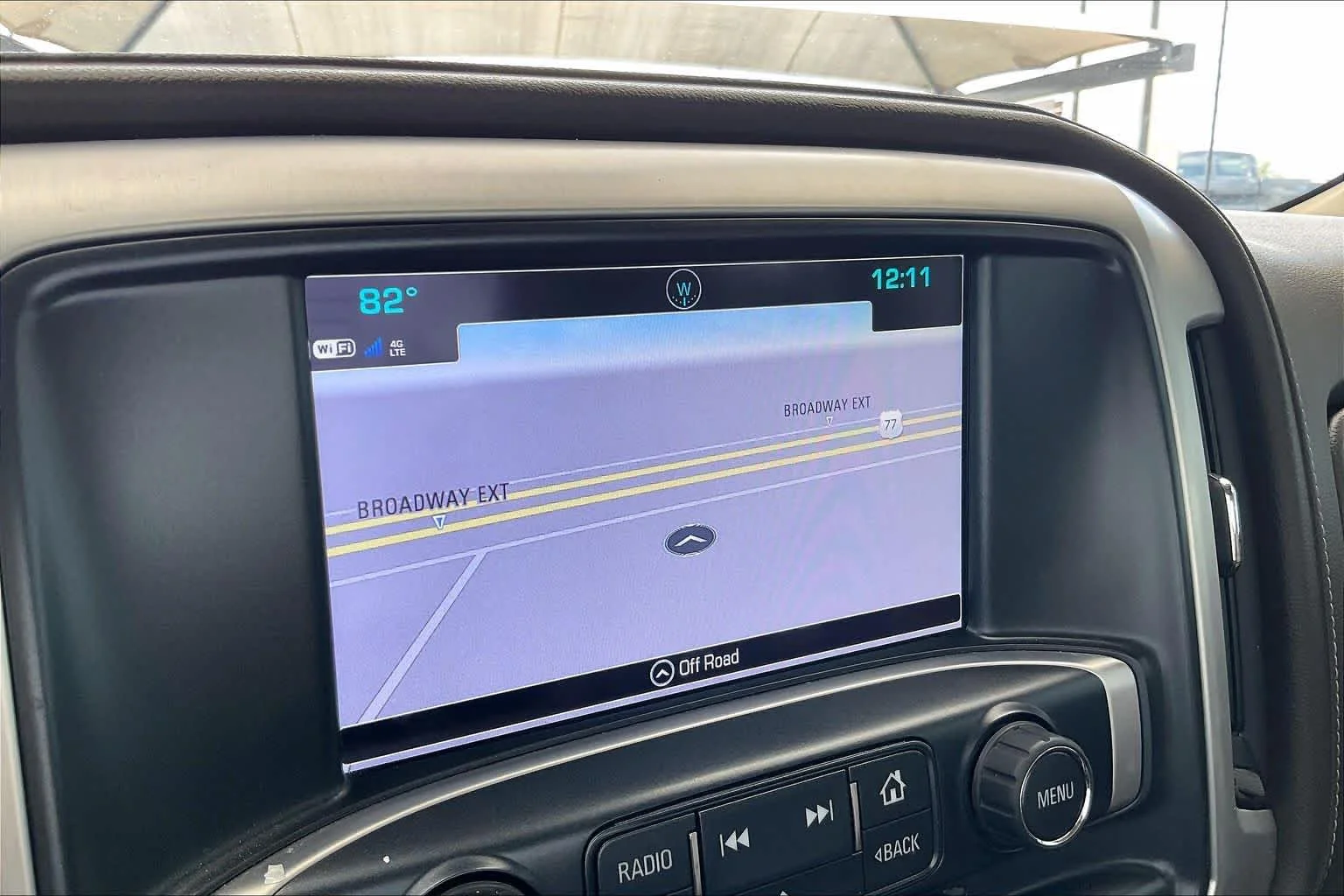 Used 2018 White Frost Tricoat GMC SLT image 30