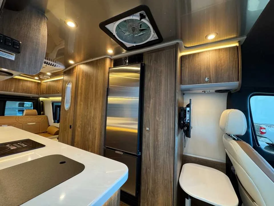 New 2027 TENORITE GREY PREMIUM METALLIC AIRSTREAM  image 16
