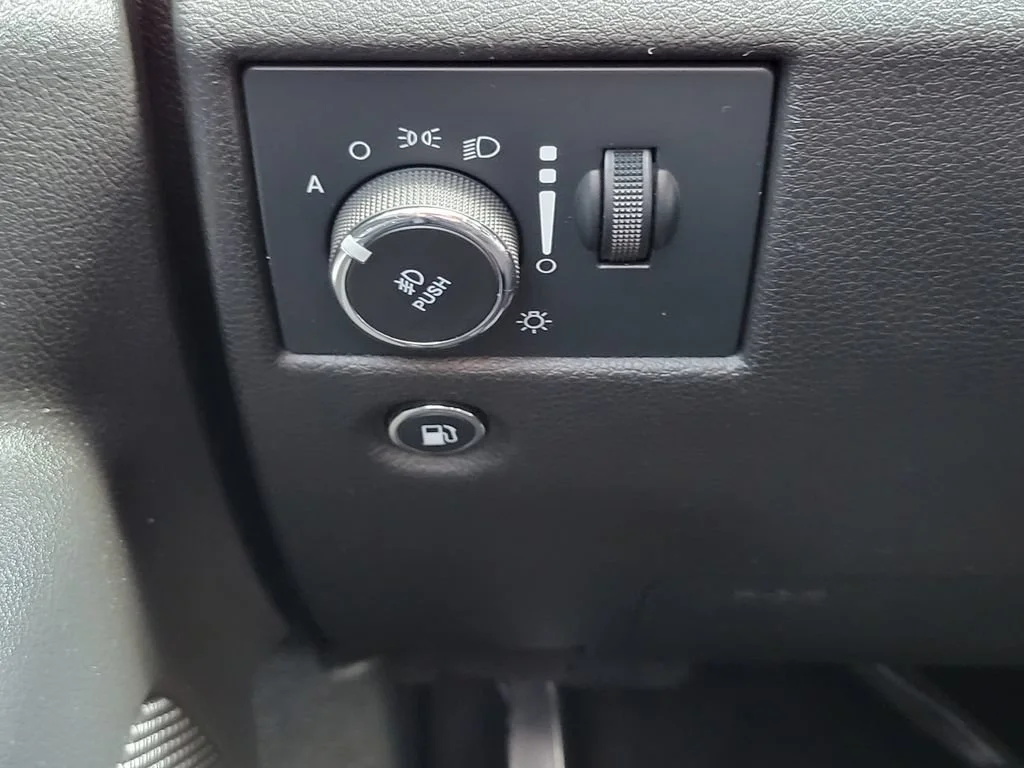 Used 2018 Red Jeep Altitude 4x4 image 27