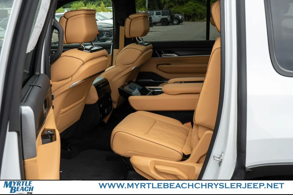 New 2026 Bright White Clear-Coat Exterior Paint Jeep Summit Reserve image 13