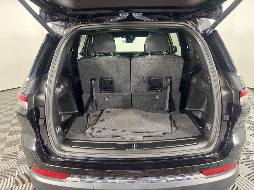Used 2025 Diamond Black Crystal Pearlcoat Jeep Laredo image 25