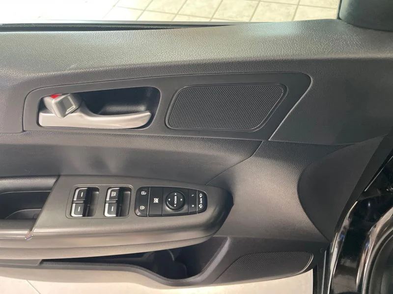 Used 2021 Red Kia S image 19