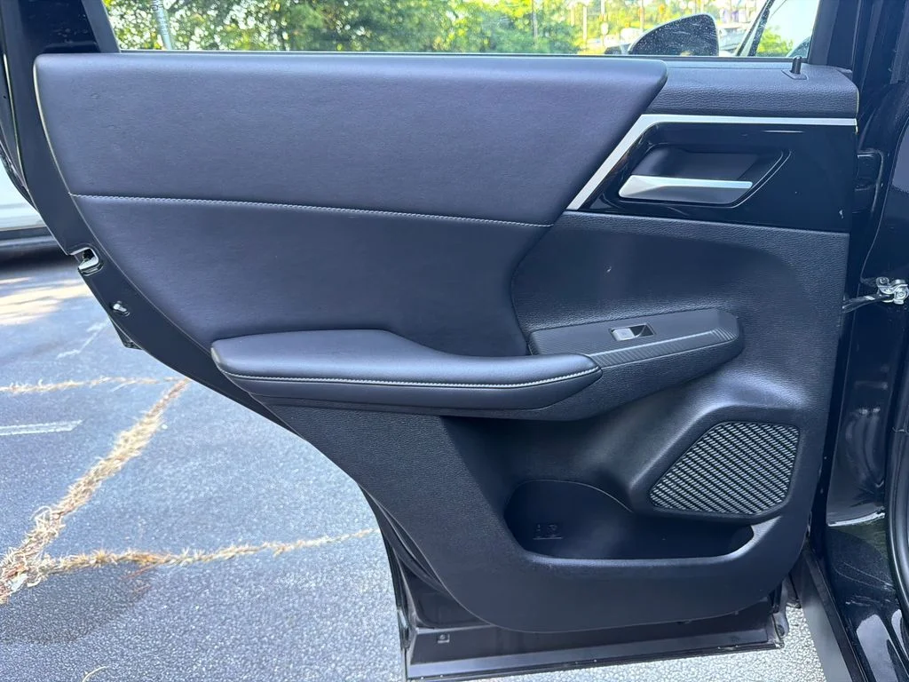 Used 2024  Mitsubishi SE image 22