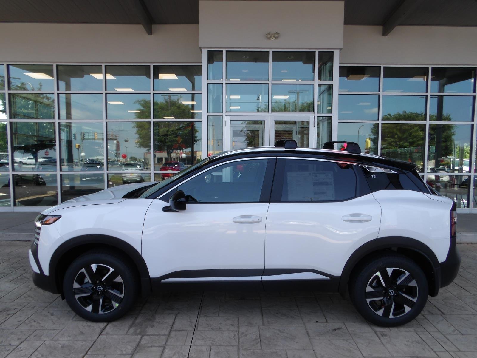 New 2026 Aspen White TriCoat / Super Black Two-tone Nissan SV image 4