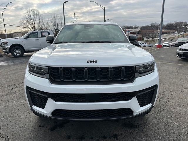 New 2026 Bright White Clear-Coat Exterior Paint Jeep Laredo Altitude image 2