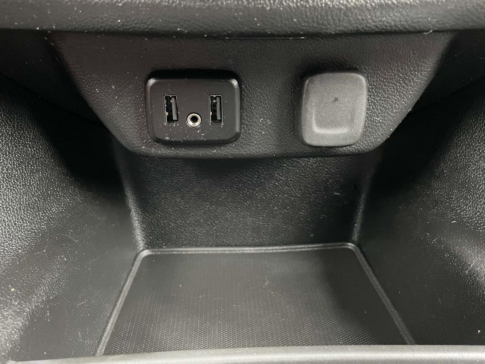 Used 2019 Summit White Chevrolet LT Cloth image 32