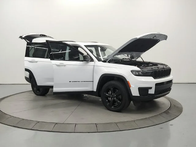 Used 2024 White Jeep Altitude X image 10