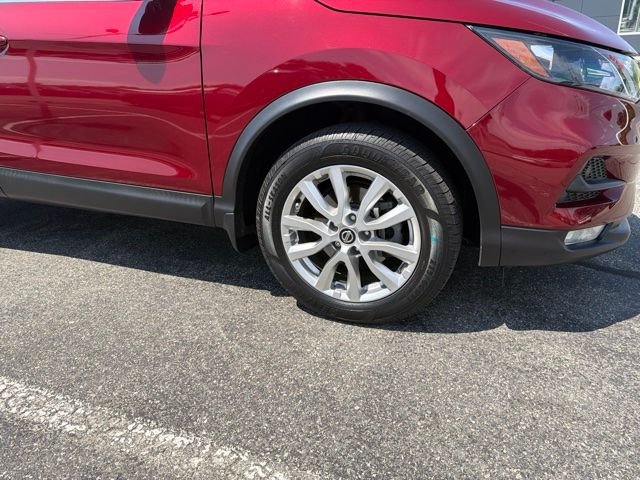 Used 2021 Red Nissan SV image 4