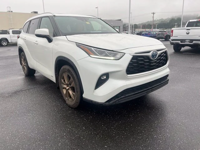 Used 2022 Beige Toyota Bronze Edition image 1