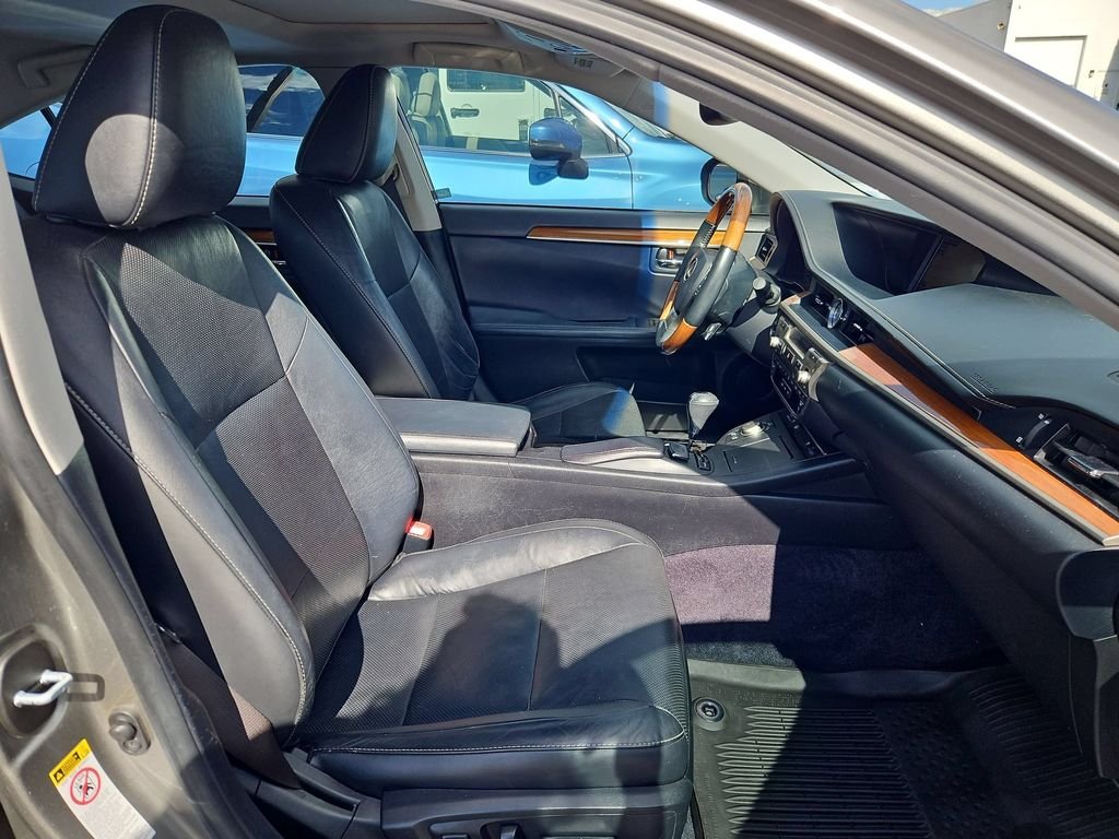 Used 2015 Silver Lexus 300h image 28