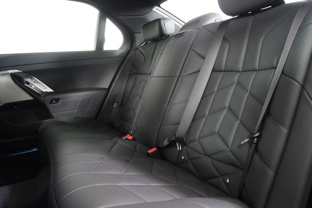 2026 BMW 7 Series 750e - Photo 16